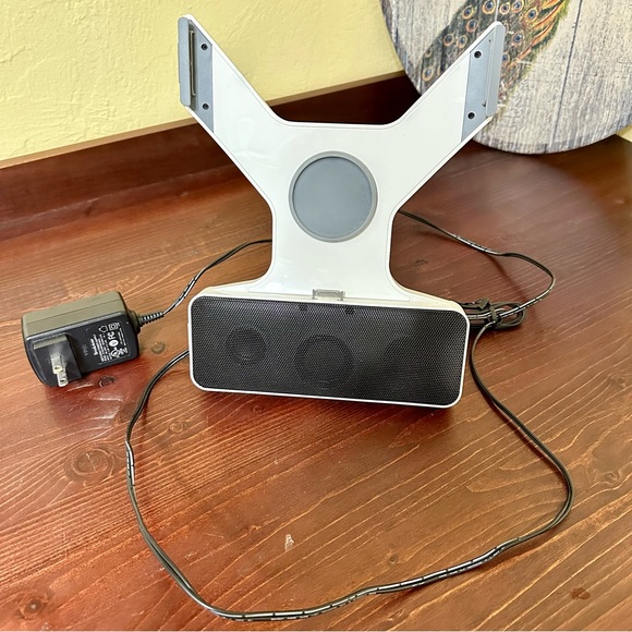 Brookstone Portable Speaker Docking Station for Apple iPad & iPad 2 Model 711226 - Picture 1 of 7